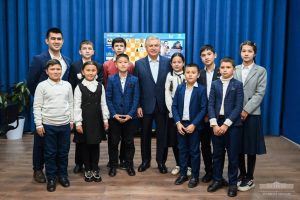 President Mirziyoyev Visits Chess School and Library in Markhamat District