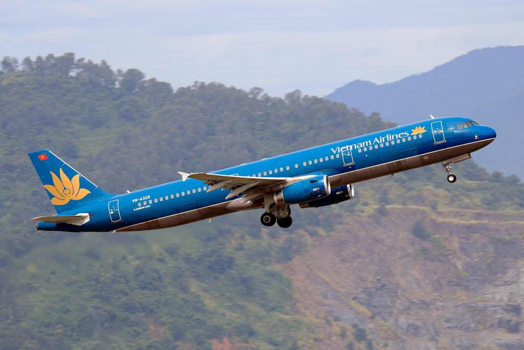 PM Chính Calls for Comprehensive Plan to Address Financial Challenges of Vietnam Airlines