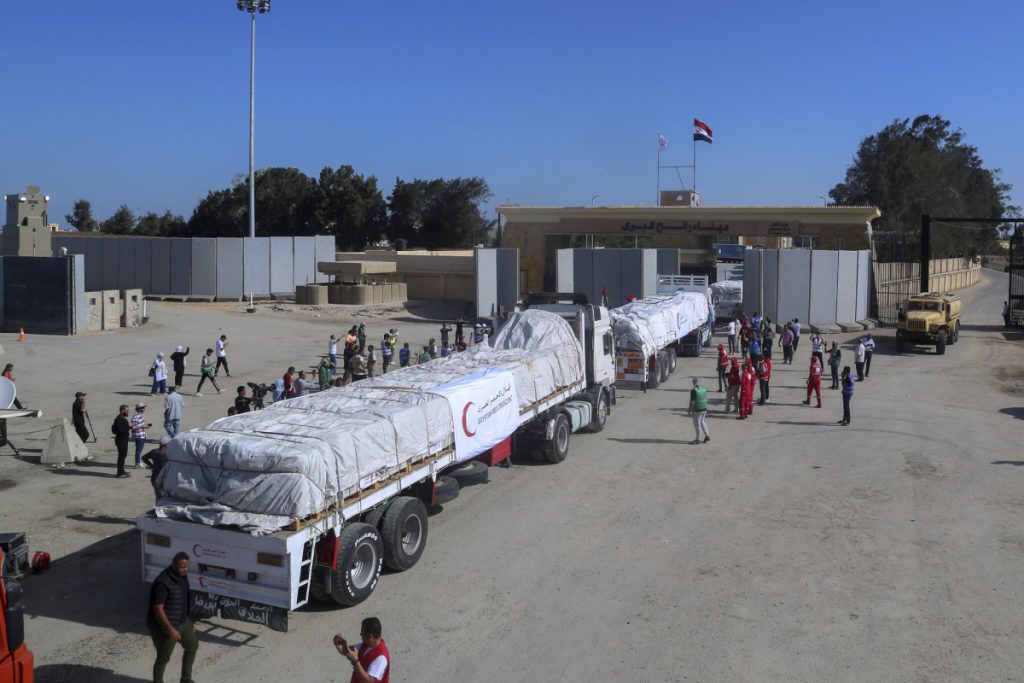 US C-130 Hercules Aircraft Conducts Historic Humanitarian Airdrop into Gaza Strip