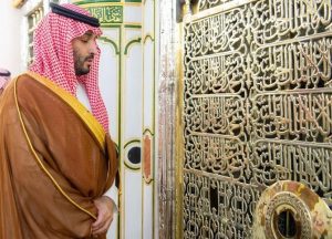Saudi Crown Prince Hosts Citizens and Offers Prayers at Prophet's Mosque