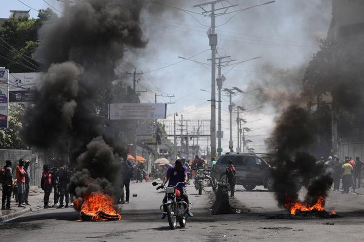 Heavy Gunfire Erupts Near Haiti's National Palace in Port-au-Prince