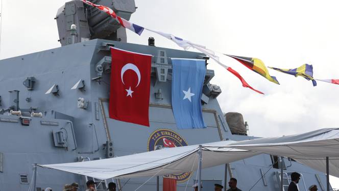 Turkish Navy Ship Arrives in Mogadishu Port After Defence and Economic Agreement