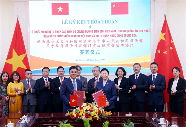 Vietnamese and Chinese Justice Ministers Hold Talks