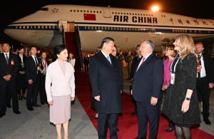 President Xi Jinping Arrives in Budapest, Emphasizes Strong Ties with Hungary