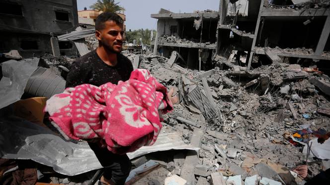Israeli Air Strike in Central Gaza Kills Dozens, Including Women and Children