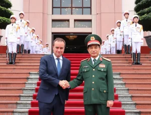 Vietnamese and French Defence Ministers Hold Talks in Hanoi