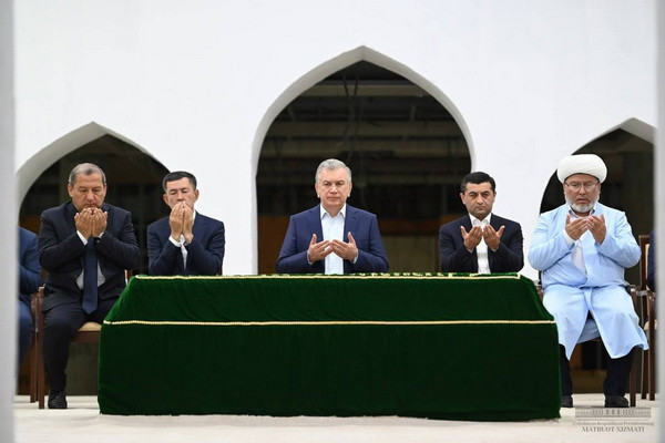 President Mirziyoyev Visits Imam Bukhari Mausoleum