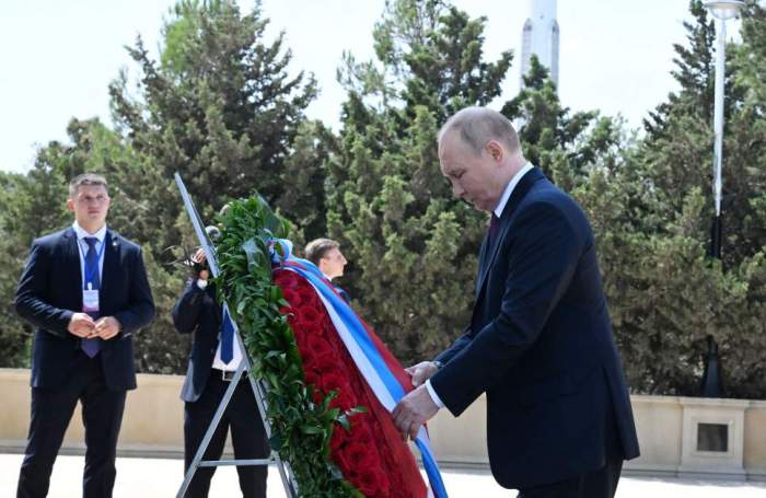 Putin Pays Respects to Heydar Aliyev and Azerbaijani Martyrs in Baku