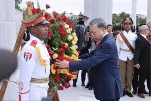 President To Lam Pays Tribute to Cuban Hero Jose Marti in Havana