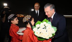 Shavkat Mirziyoyev Arrives in Ashgabat