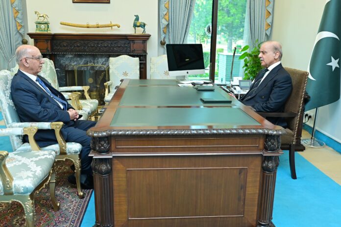Senator Irfan Siddiqui Briefs Prime Minister Shehbaz Sharif on Senate Performance and Foreign Affairs Committee Work
