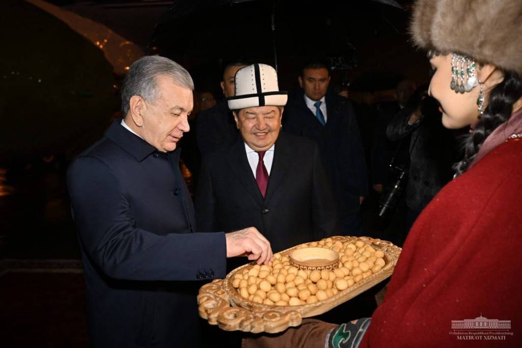 Shavkat Mirziyoyev Arrives in Kyrgyzstan