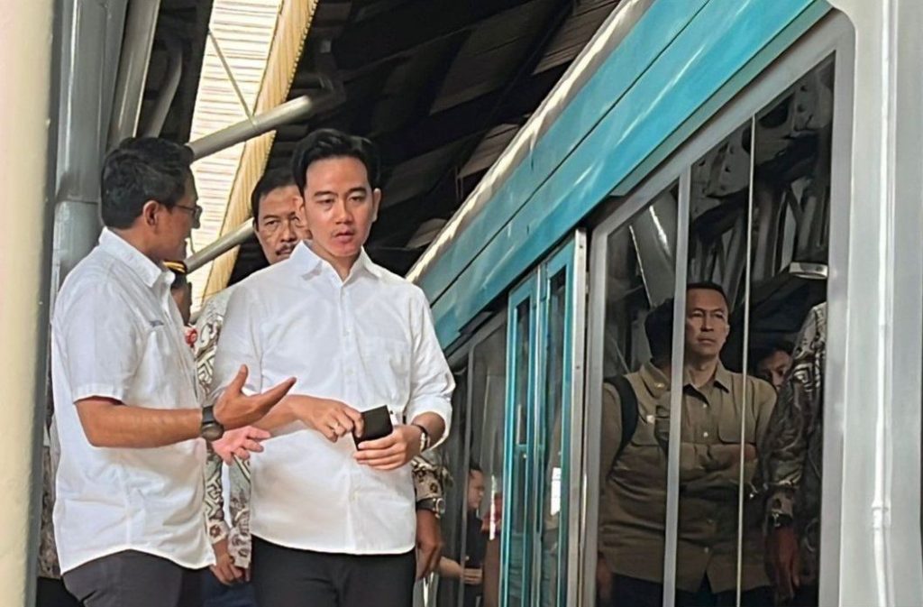 Vice President Gibran Inspects Battery-Powered Tram Project in Solo