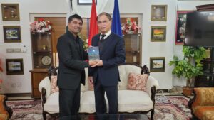 Mr. Muhammad Ali Pasha Presents Poetry Book on Indonesian Archipelago to Vietnamese Ambassador