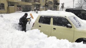 Heavy Snow Disrupts Travel in Northern Japan as Families Return for New Year