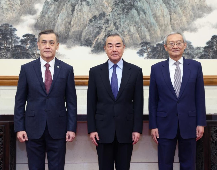 Wang Yi Meets SCO Secretary-General and Successor in Beijing
