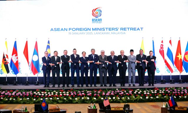 Vietnamese Delegation Attends ASEAN Foreign Ministers' Retreat in Malaysia