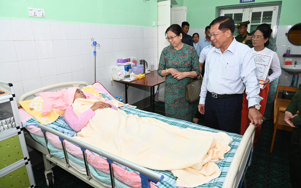 Myanmar’s Min Aung Hlaing Visits Earthquake Victims at PyinOoLwin Tatmadaw Hospital