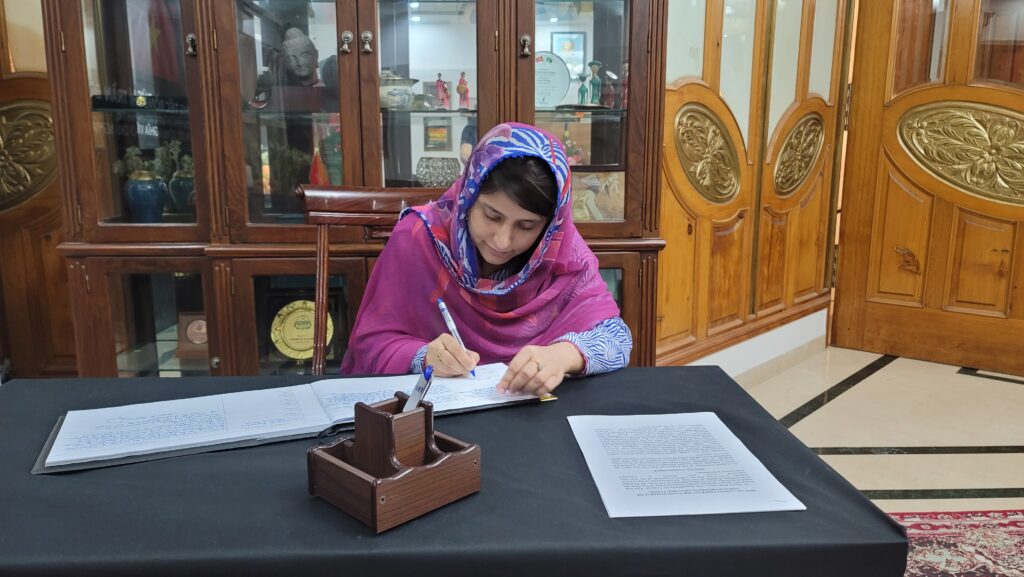 Editor-in-Chief of The Gulf Observer Visits Vietnam Embassy to Offer Condolences on Passing of Former President Tran Duc Luong