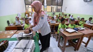 Indonesia to Launch Major School Renovation Program on National Education Day 2025