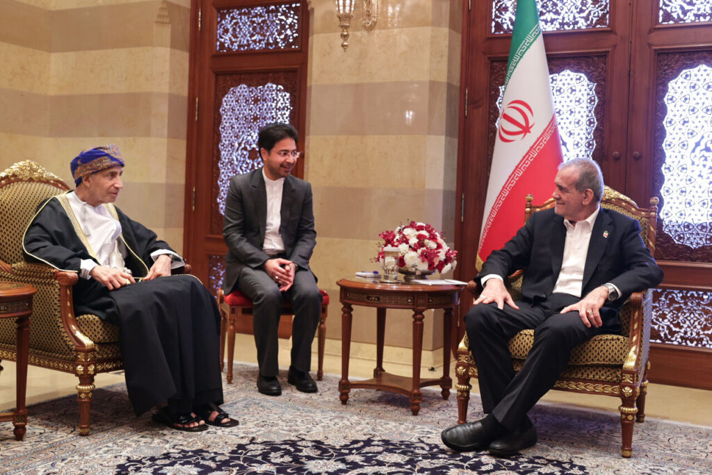 President Pezeshkian Urges Closer Iran-Oman Relations During Official Visit