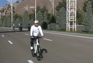 Serdar Berdimuhamedov Leads Mass Bicycle Ride in Ashgabat to Mark World Bicycle Day