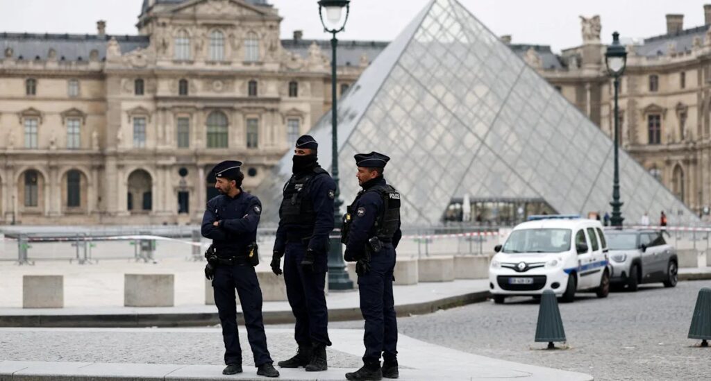 Louvre Museum Temporarily Closed After Armed Robbery Incident in Paris