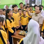 President Prabowo Engages Students During Visit to Monitor Free Nutritious Meals Program